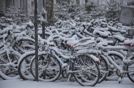 Téléchargez les photos : Vélos garés à Zurich en hiver - en image libre de droit