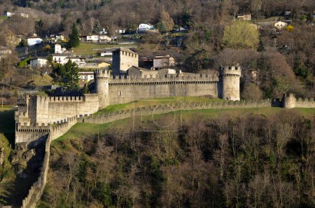 Téléchargez les photos : Bellinzona et son château fort, Tessin-Suisse - en image libre de droit