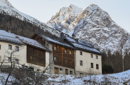 Alpes suisses avec maisons anciennes typiques. Engadin