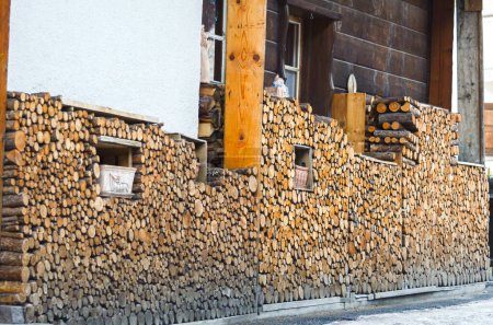 Téléchargez les photos : Du bois empilé. Façade de maison. Suisse - en image libre de droit
