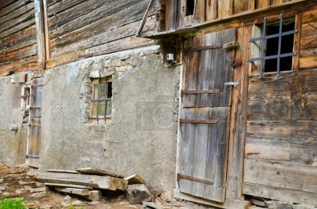 Téléchargez les photos : Ancienne façade d'une grange dans la zone rurale de Berne - en image libre de droit