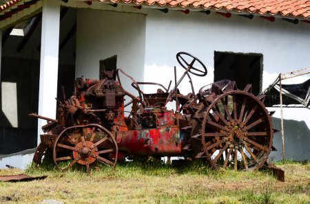 Téléchargez les photos : Détruire et oublier tracteur en colombie - en image libre de droit