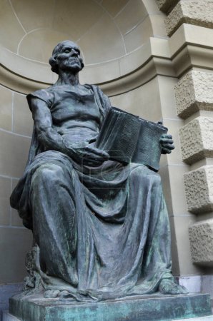 Foto de Escultura sosteniendo un libro en la entrada del edificio del gobierno en Suiza - Imagen libre de derechos