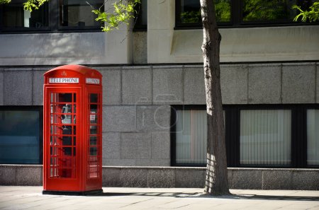 Téléchargez les photos : Une vieille cabine téléphonique à Londres - en image libre de droit
