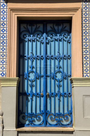 Téléchargez les photos : Maison traditionnelle portugaise fenêtre, porto - en image libre de droit