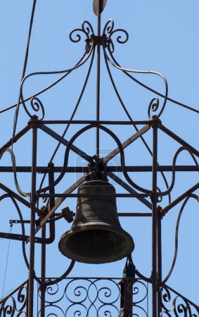 Téléchargez les photos : Une cloche sur l'église - en image libre de droit