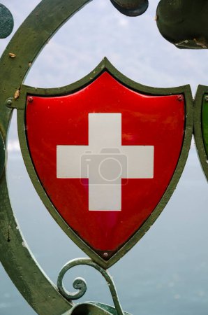 Téléchargez les photos : Détail d'une porte avec le bouclier suisse sur elle au lac de lugano en Suisse - en image libre de droit