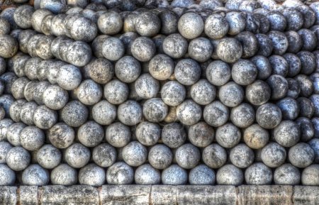 Foto de Una gran pila de bolas de cañón - Imagen libre de derechos