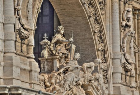 Téléchargez les photos : Statue de la justice aux portes du palais romain de justice - en image libre de droit
