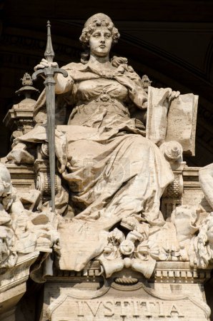 Téléchargez les photos : Statue de la justice aux portes du palais romain de justice - en image libre de droit