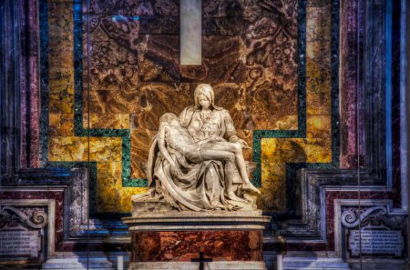 Foto de La escultura de mármol La Piet de Miguel Ángel - Imagen libre de derechos