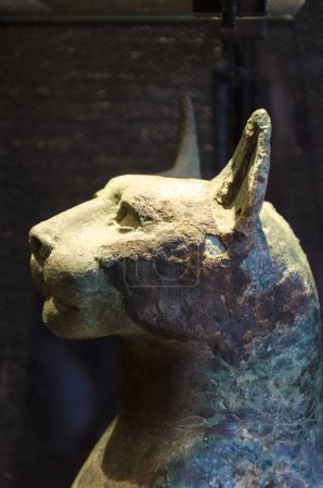 Téléchargez les photos : Détail de la tête d'une ancienne sculpture égyptienne de chat - en image libre de droit