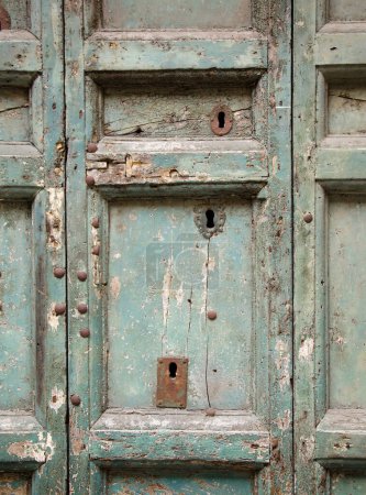 Téléchargez les photos : Une vieille porte à Rome. Détail - en image libre de droit