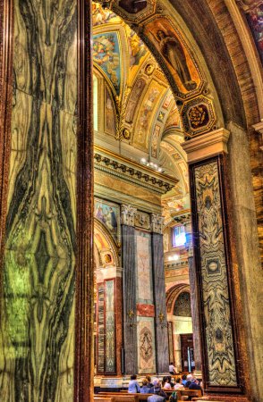 Téléchargez les photos : Détail de l'intérieur d'une église avec des arches en marbre et des décorations - en image libre de droit