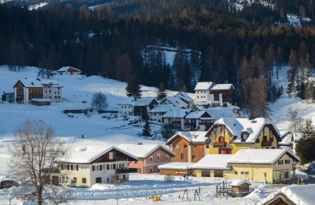 Téléchargez les photos : Petit village dans les Alpes suisses. Heure d'hiver - en image libre de droit