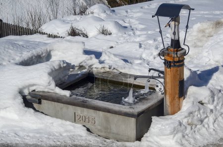 Téléchargez les photos : Fontaine gelée dans les Alpes suisses - en image libre de droit