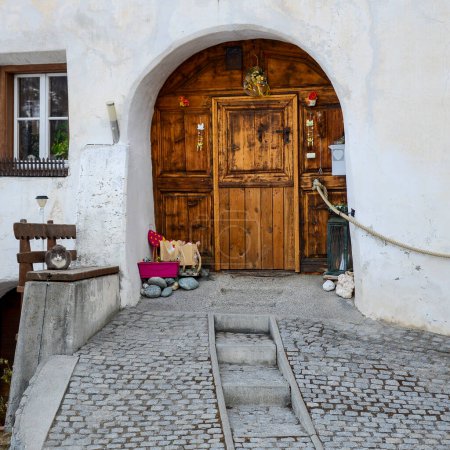 Téléchargez les photos : Façade de porte typique dans les Alpes suisses engadines - en image libre de droit