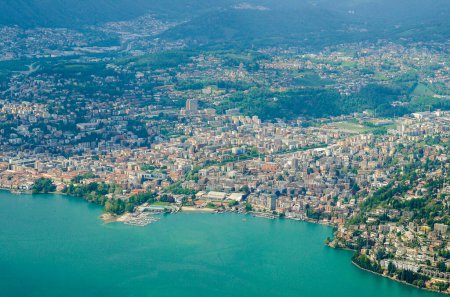 Foto de Vista aérea de la ciudad de lugano en Suiza - Imagen libre de derechos