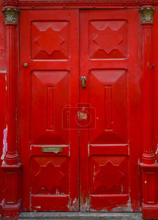 Foto de Puerta delantera roja en porto portugal - Imagen libre de derechos