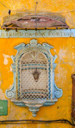 Téléchargez les photos : Façade détaillée d'un vieux mur coloré à Porto portugal - en image libre de droit