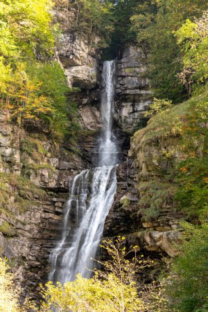 Téléchargez les photos : La cascade de Diesbach à Glarus Sud, en Suisse - en image libre de droit