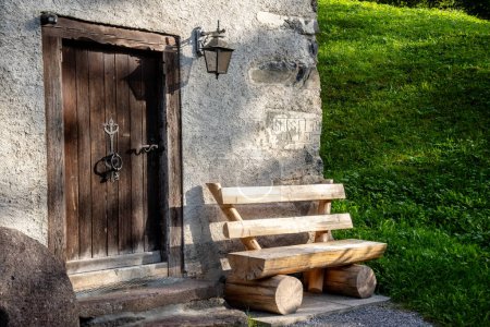 Téléchargez les photos : Façade d'un ancien moulin avec banc en bois dans le canton de Glarus en Suisse - en image libre de droit