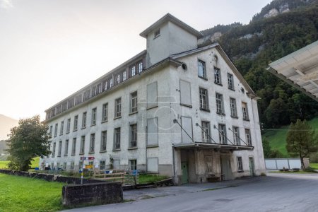 Téléchargez les photos : Ancienne usine abandonnée à Diesbach, Suisse - en image libre de droit