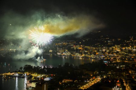 Foto de Fuegos artificiales en el lago de lugano durante la celebración del día nacional suizo - Imagen libre de derechos