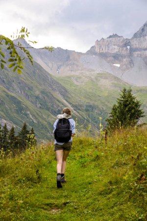 Randonneur pédestre dans la région obersee à Glarus, Suisse