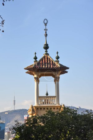 Téléchargez les photos : Belle tour à Barcelone avec des arbres avec la Torre de Collserola - en image libre de droit