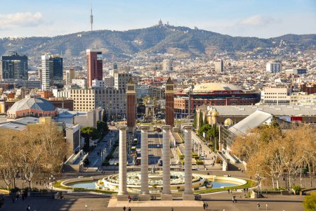 Téléchargez les photos : Vue panoramique depuis le mont Juic sur la ville de Barcelone avec tibidabo et collserola à l'arrière Plaza de espanya - en image libre de droit