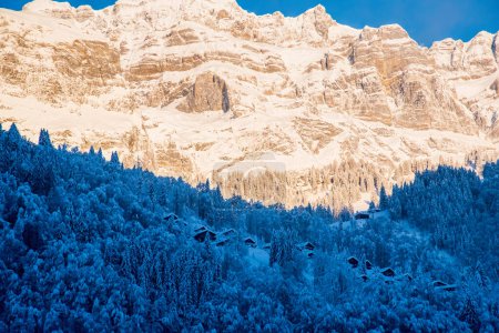 la soleada cordillera de Glrnisch en los Alpes en contraste con la fría sombra en el valle