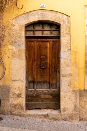 Téléchargez les photos : Vieille porte en bois en Provence - en image libre de droit