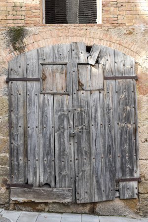 Photo pour Ancienne porte dans la ville catalane médiévale de Solsona en Catalogne, Espagne - image libre de droit