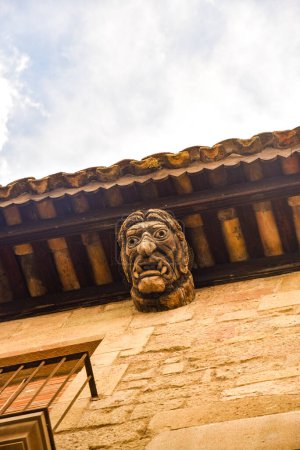 Téléchargez les photos : Ancienne sculpture ornementale sur bois dans un vieux bâtiment à Solsona, Catalonie, Espagne - en image libre de droit