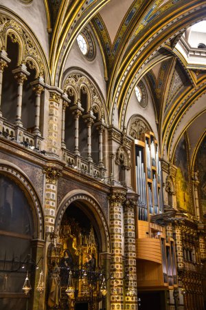 Téléchargez les photos : Intérieur de la basilique Montserrat en Catalogne Espagne - en image libre de droit