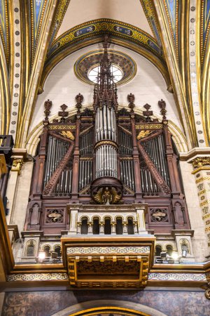 Téléchargez les photos : Un vieil orgue à pipe à la basilique de montserrat en Catalonie espagne - en image libre de droit