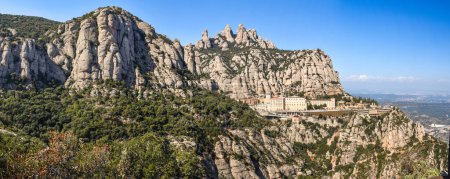Foto de Vista panorámica del monasterio de montserrat en catalonia España contra una hermosa montaña rocosa - Imagen libre de derechos