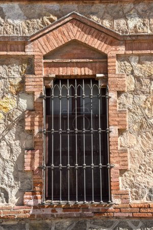 Vieilles fenêtres de rue près des rues de Barcelone avec des barres métalliques