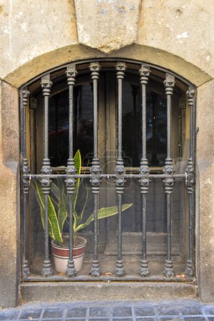 Téléchargez les photos : Vieilles fenêtres de rue près des rues de Barcelone avec des barres métalliques - en image libre de droit