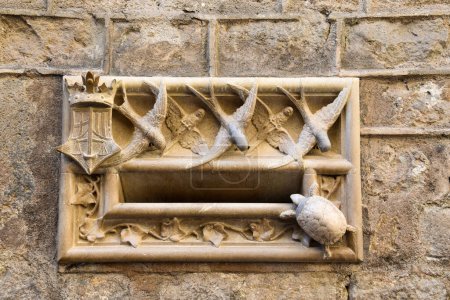 ancienne façade de boîte aux lettres faite ou marbre avec des oiseaux et une tortue dans la zone gothique de Barcelone, la catalonie, l'Espagne