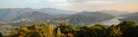 Téléchargez les photos : Vue panoramique sur le lac de Lugano en Suisse - en image libre de droit