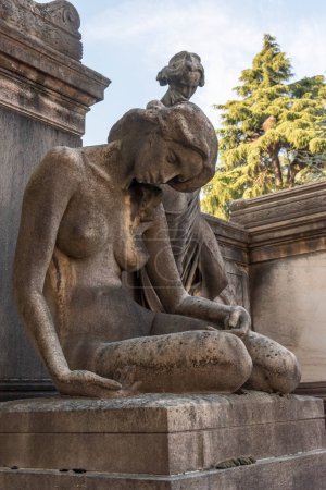 Téléchargez les photos : Sculpture d'une femme en deuil dans un cimetière de Milan Italie - en image libre de droit