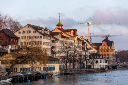 Téléchargez les photos : La ville historique de Zurich au bord de la rivière limmat en Suisse - en image libre de droit