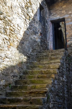 Téléchargez les photos : Escaliers lapidés d'une ancienne maison dans le village en italie - en image libre de droit