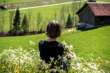 mujer relajante en primavera, Suiza