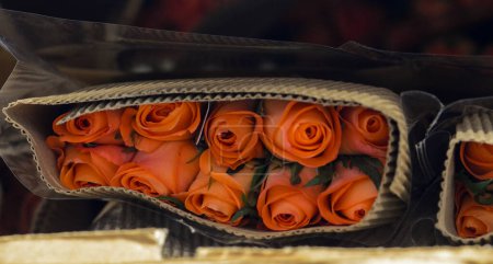 Téléchargez les photos : Roses orange importées dans une boîte - en image libre de droit
