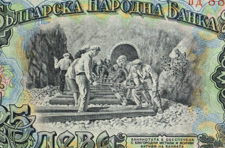 Téléchargez les photos : Vieille image d'un vieux rouble russe représentant des travailleurs construisant les voies d'un chemin de fer - en image libre de droit