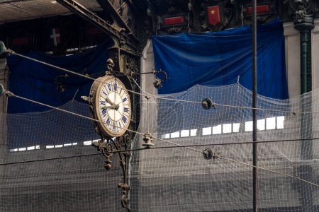 Téléchargez les photos : Vieille horloge dans une gare de Paris - en image libre de droit