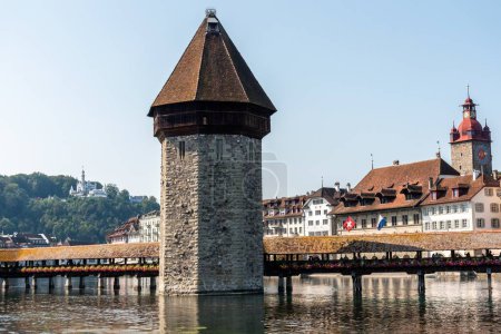 Téléchargez les photos : Tour pont en bois dans la ville de Luzern oner la rivière Reuss - en image libre de droit
